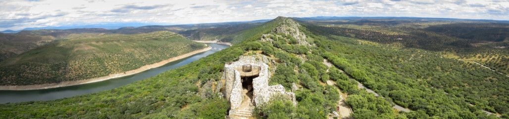 Fototapeta na wymiar Monfragüe National Park, one of the points of greatest ornithological interest in Spain, Cáceres. .Panoramic from the top of the castle