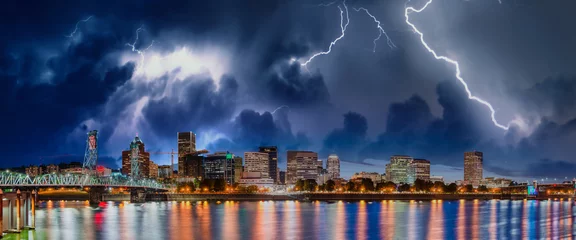 Gardinen Storm approaching Portland, Oregon. City skyline with lightnings © jovannig