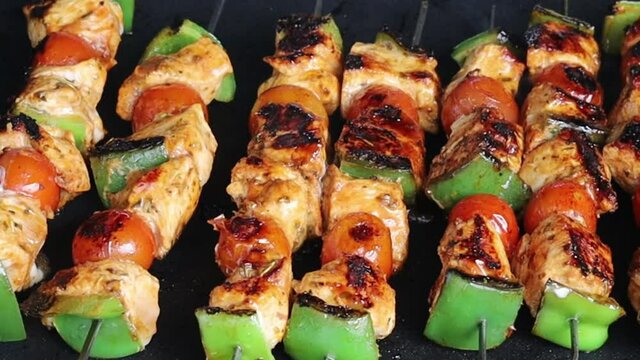 brochettes de poulet cuisant au barbecue