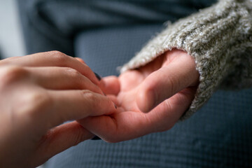 Fototapeta premium 手を取り合う二つの手