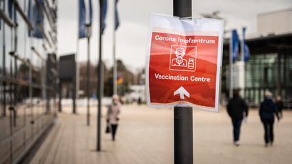 Hinweisschild zu einem Corona Impfzentrum
