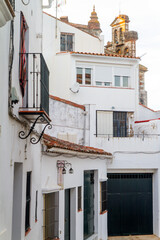 Fototapeta na wymiar Calle y Torre en el pueblo de Aracena, provincia de Huelva, comunidad autonoma de Andalucia, pais de España