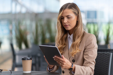 Fototapeta premium Businesswoman on a coffee break using tablet computer