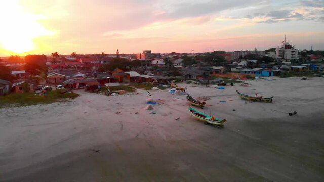 Canoas cai&ccedil;aras ao entardecer na praia de Pontal do Paran&aacute;, no Brazil / Cai&ccedil;ara canoes at dusk on Pontal do Paran&aacute; beach, in Brazil.
