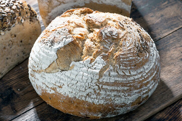 chleb pieczywo żytni pszenny naturalny zakwas piec kminek ziarna posiłek codzienny zdrowy...