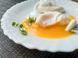 Poached eggs with liquid yolk