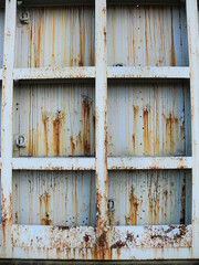 錆びた水色の金属壁