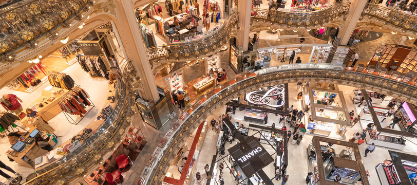 Vue de l'int&eacute;rieur des Galeries Lafayette Haussmann &agrave; Paris, France. Grands magasins boulevard Haussmann. 