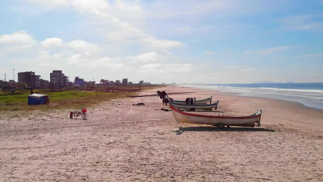 Canoa tradicional cai&ccedil;ara na praia do litoral paranaense / Traditional cai&ccedil;ara canoe on the beach on the coast of Paran&aacute;