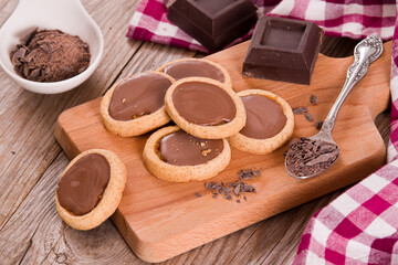 Shortcrust pastry biscuits with chocolate.

