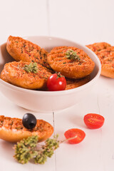 Toasted bread with tomato and oregano.
