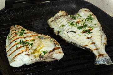 Pescado haciéndose a la plancha.
