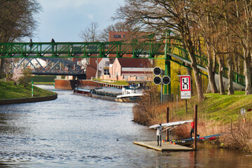 Kanal in Meppen; Durchfahrt eines Binnenschiffes