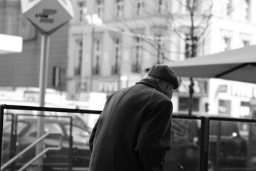 old man on the street corona covid-19 viruz lock-down 