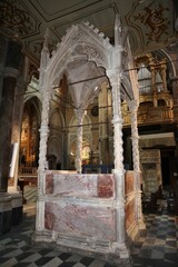 Napoli - Baldacchino gotico del Duomo © lucamato