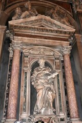 Napoli - Statua di San Pietro nella navata destra del Duomo