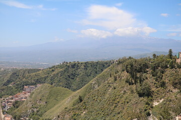 Fototapeta na wymiar View from Giardini pubblici Taormina to vulcano etna at Sicily, Italy