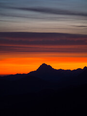 Sonnenaufgang mit Blick auf Berg