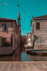 Affacciata sui canali di Comacchio, in provincia di Ferrara
