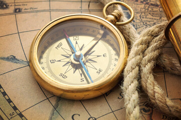 Fototapeta na wymiar compass and rope on ancient map