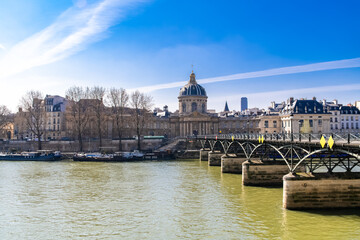 Fototapeta na wymiar Paris, the Pont des Arts on the Seine, and the Institut de France, beautiful monument 