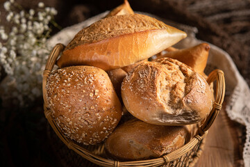 Die unterschiedliche Brötchen sind in einem Korb aufgestellt im Hintergrund steht der...