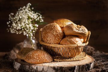 Die unterschiedliche Brötchen sind in einem Korb aufgestellt im Hintergrund steht der...