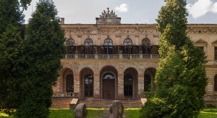 Fototapeta premium The abandoned old palace in Pilica in Poland
