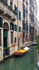 Fototapeta na wymiar Boot im Kanaö von Venedig 