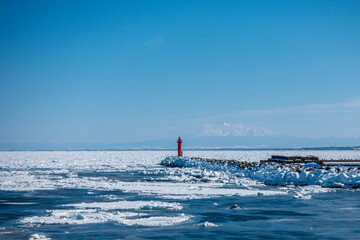 冬の網走市鱒浦漁港の流氷