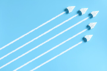 編隊を組んで飛ぶ5機の紙飛行機 1
