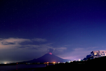 垂水から見た夜の桜島の火映現象と星空