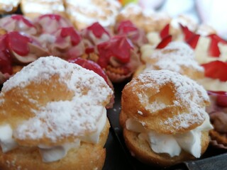christmas cakes with berries