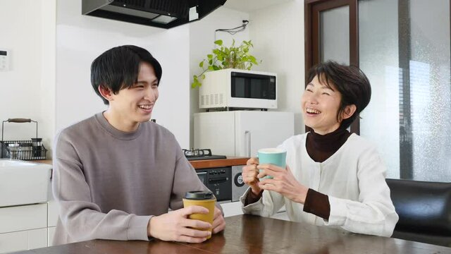 家で話をする親子