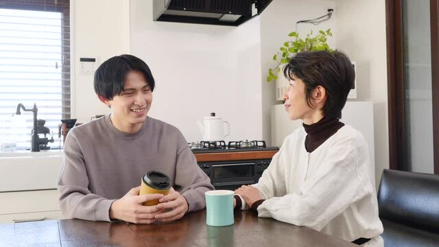 家で話をする親子