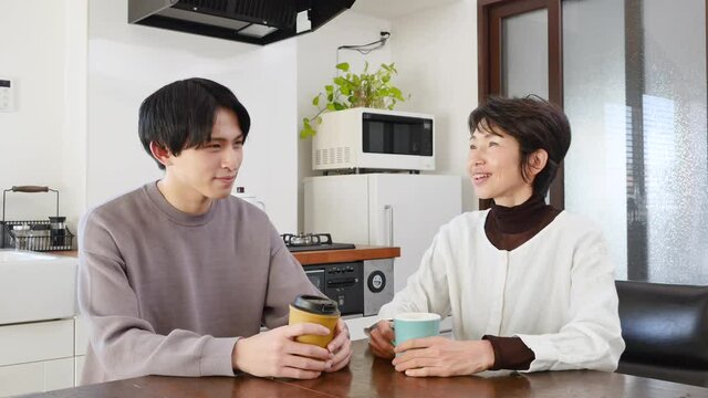 家で話をする親子