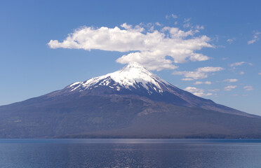 Obraz premium the osorno volcano and the llanquihue lake