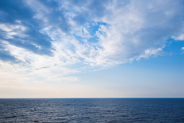 早朝の海の青空と雲
