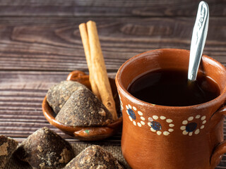 Taza de cafe de olla con canela y piloncillo.