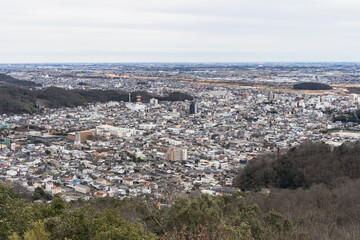 Fototapeta na wymiar 両崖山　展望台（ハイカー休憩所）から観る足利市街　登山ルート　2021年1月