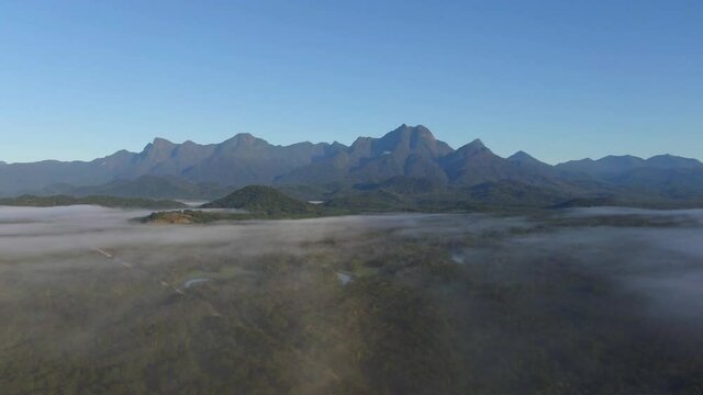 Conjunto Ibitiraquire com Pico Paran&aacute; no Vale do Gigante / Ibitiraquire Complex with Paran&aacute; Peak in Giant's Valley	
