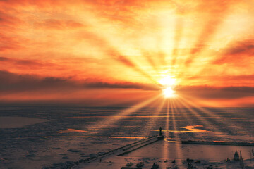 網走の港の流氷原に上る朝日 © san724