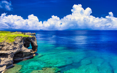 Fototapeta premium 沖縄の美しいサンゴ礁の海