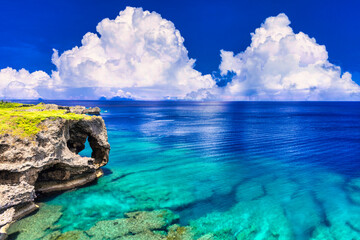 沖縄の美しいサンゴ礁の海