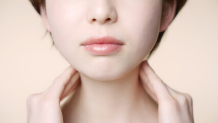 Naklejka premium 首をマッサージする女性 スキンケア コスメ