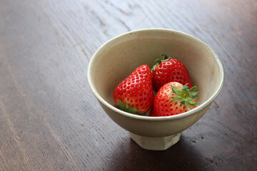 陶器の器といちご