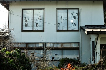 集落の中の廃屋