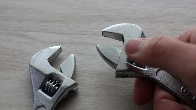 モンキーレンチの開口サイズを調整する