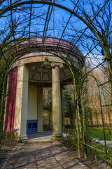 Obraz premium Bogengang mit Tempel in einem Park am Tiergarten in Kleve