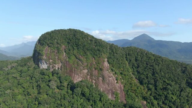 Panor&acirc;mica do cuma de uma montanha na Mata Atl&atilde;ntica / Panoramic view from the top of a mountain in the Atlantic Forest